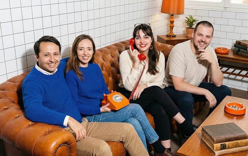 Équipe de quatre freelances assis sur un canapé